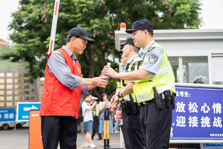 新奥2025今晚开奖资料和济南父子一起高考与父子一起参加高考